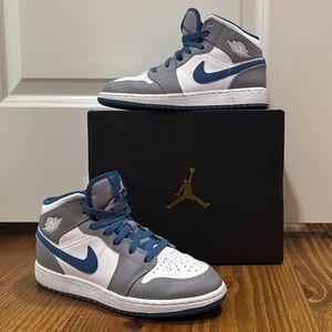 Nike Air Jordan 1 Mid Big Kid size 4.5 (Women’s size 6)